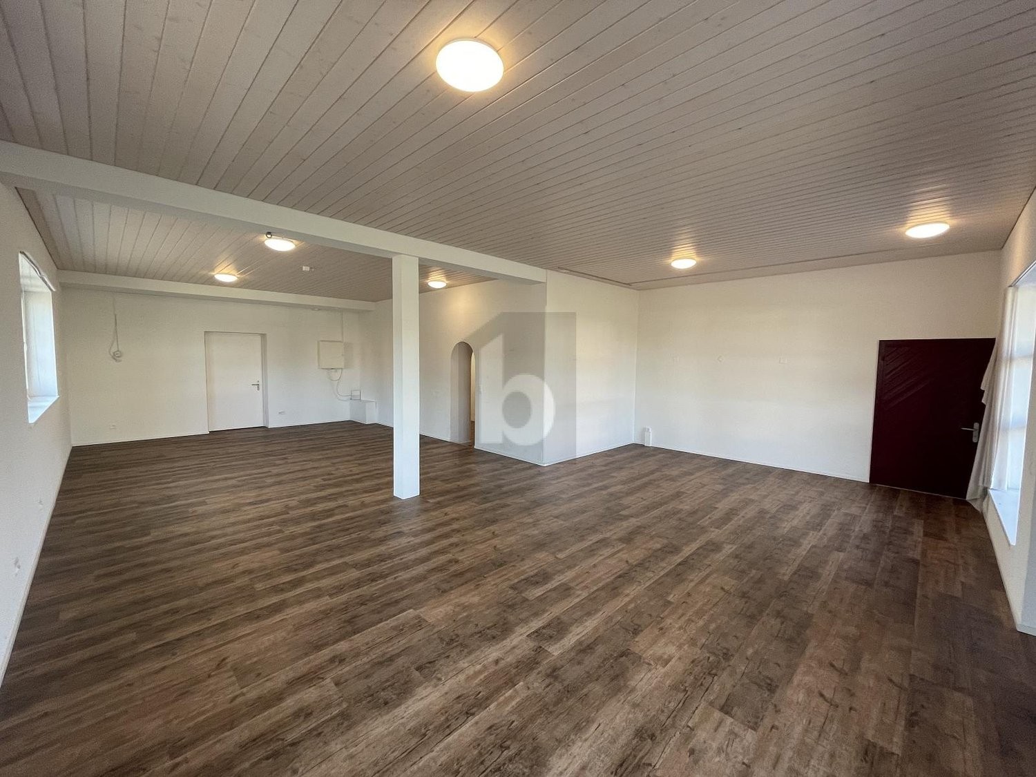 Local commercial de 100m², photo 1 sur 4