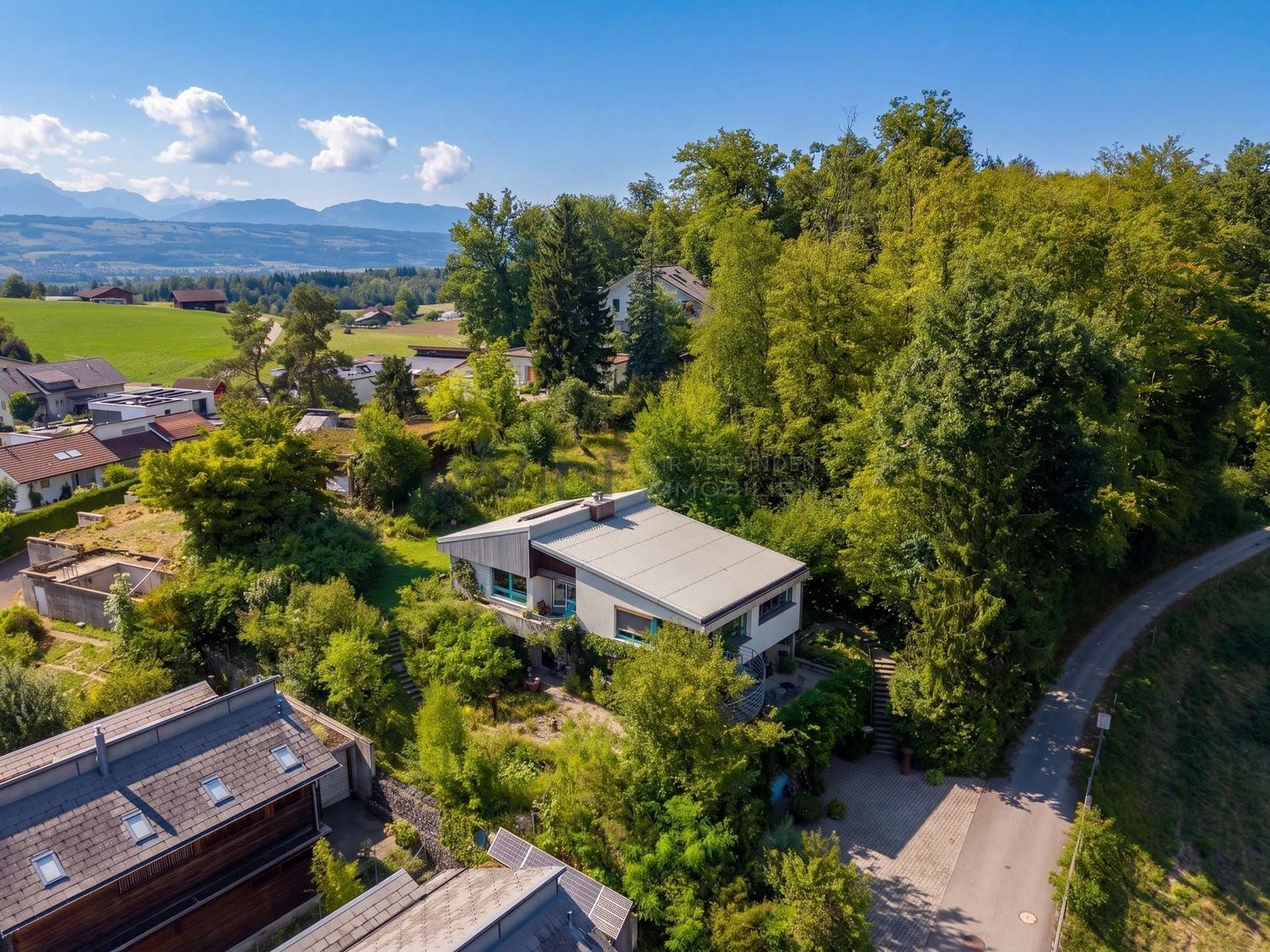 Le refuge familial exclusif avec une intimité maximale

FAITS-CLÉS
- calme, ensoleillé, idyllique, vue imprenable
- parquet, cheminée, véranda, pièces lumineuses
- garage, installation solaire

Convient pour :
Les personnes qui recherchent le calme et l'intimité

TEXTE CLAIR : Parfait pour les amour