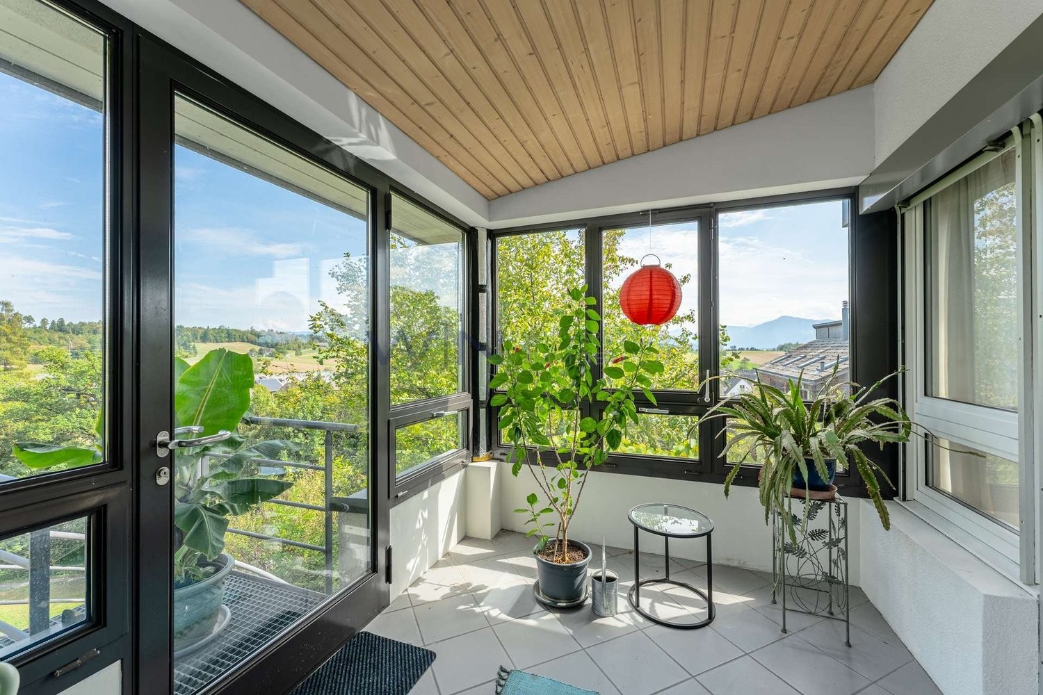 Le refuge familial exclusif avec une intimité maximale

FAITS-CLÉS
- calme, ensoleillé, idyllique, vue imprenable
- parquet, cheminée, véranda, pièces lumineuses
- garage, installation solaire

Convient pour :
Les personnes qui recherchent le calme et l'intimité

TEXTE CLAIR : Parfait pour les amour