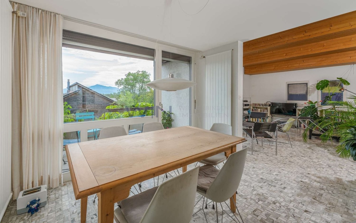 Le refuge familial exclusif avec une intimité maximale

FAITS-CLÉS
- calme, ensoleillé, idyllique, vue imprenable
- parquet, cheminée, véranda, pièces lumineuses
- garage, installation solaire

Convient pour :
Les personnes qui recherchent le calme et l'intimité

TEXTE CLAIR : Parfait pour les amour