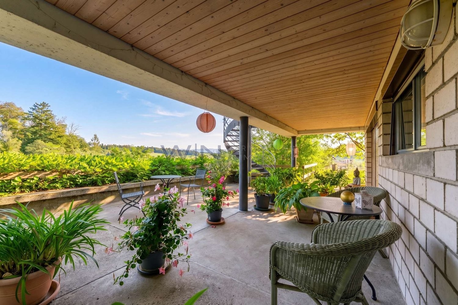Le refuge familial exclusif avec une intimité maximale

FAITS-CLÉS
- calme, ensoleillé, idyllique, vue imprenable
- parquet, cheminée, véranda, pièces lumineuses
- garage, installation solaire

Convient pour :
Les personnes qui recherchent le calme et l'intimité

TEXTE CLAIR : Parfait pour les amour