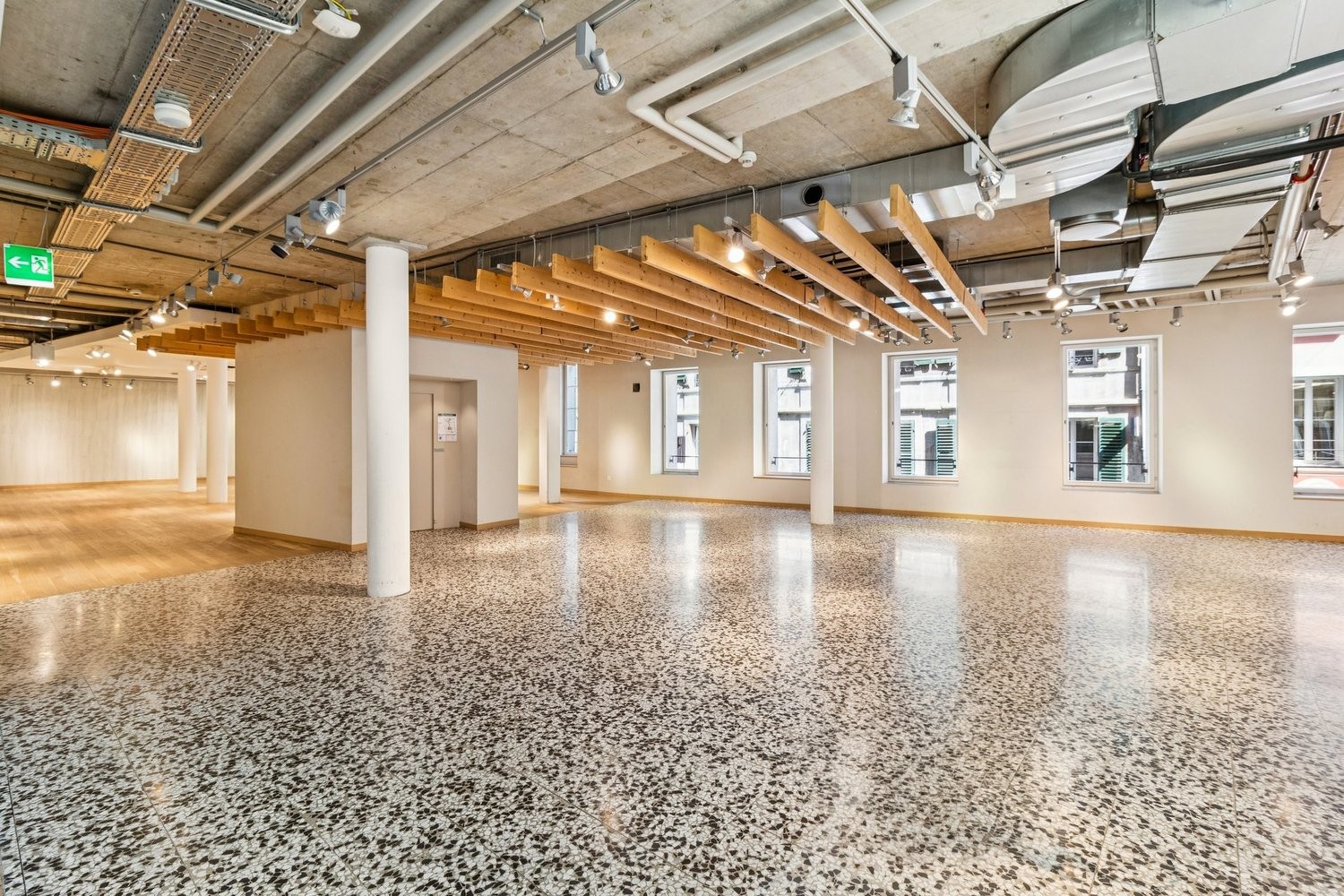 945m² shop, photo 2 sur 7