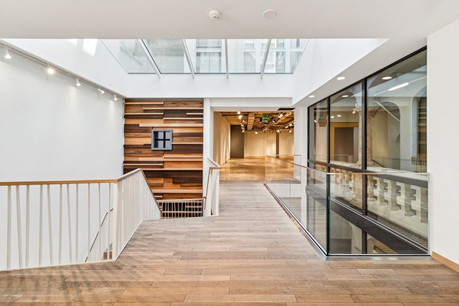 945m² shop, photo 1 sur 7