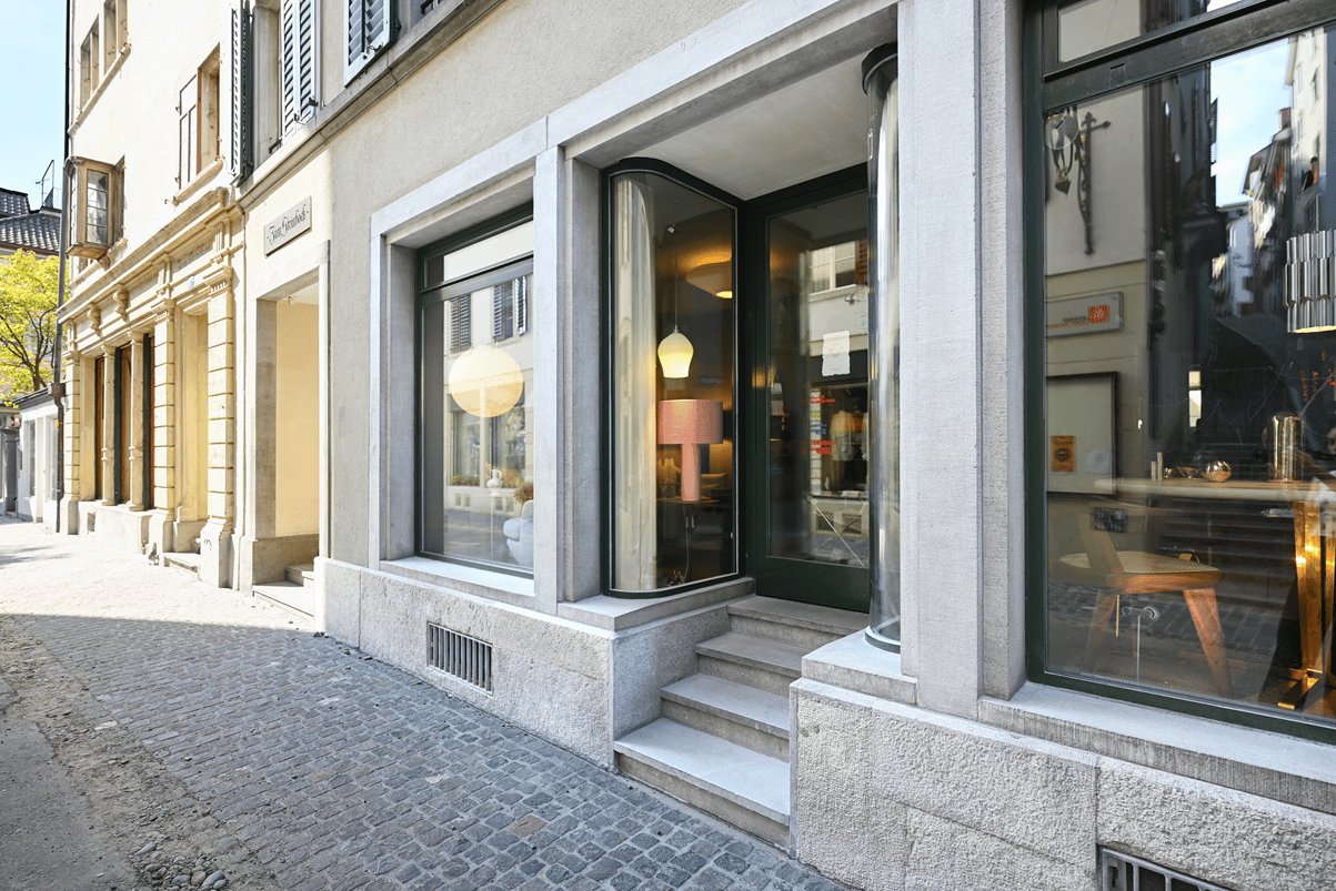 131m² shop