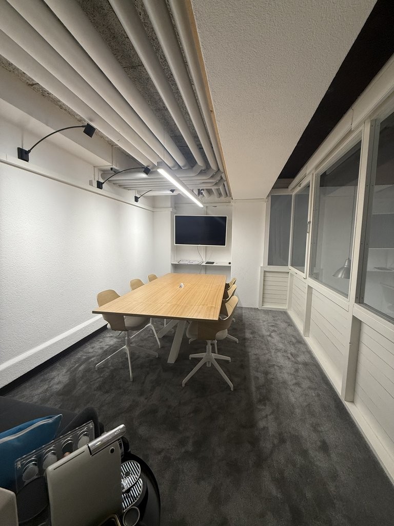 104m² shop