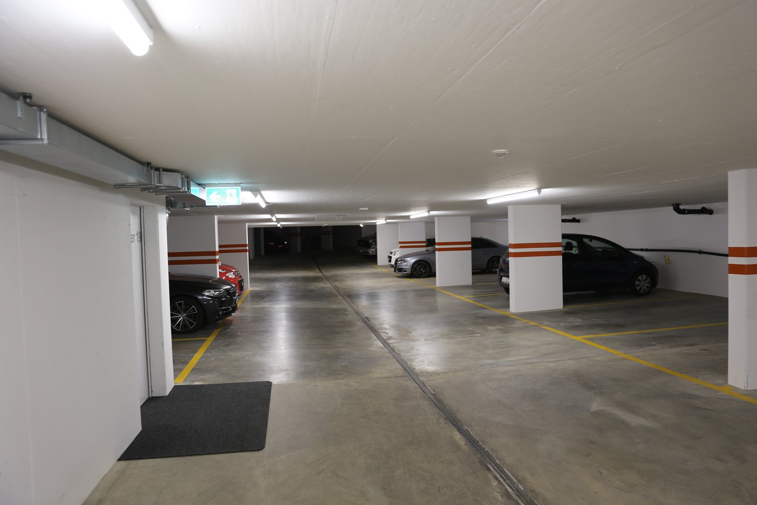 Place de parc ouvert de 8m², photo 3 sur 3