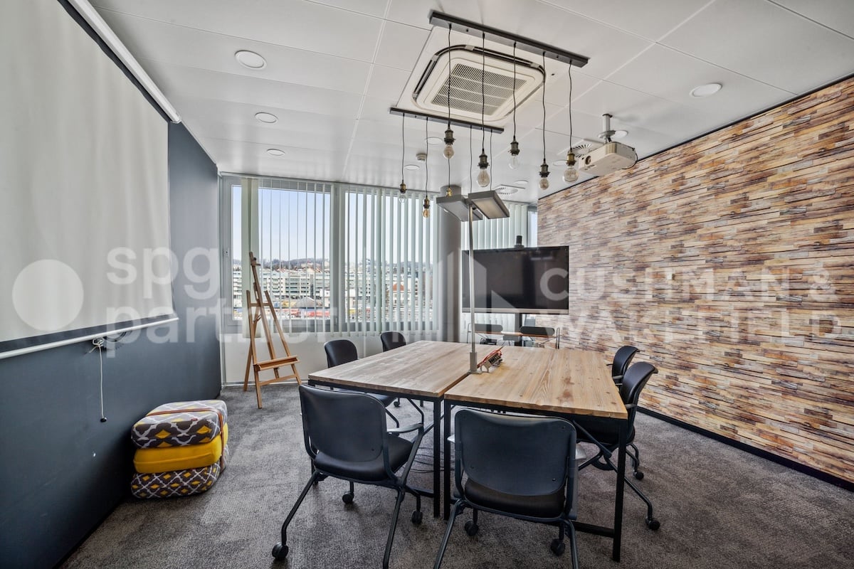 1070m² office
