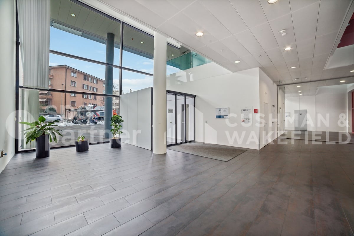 1070m² office