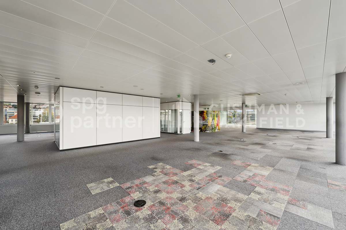 1070m² office