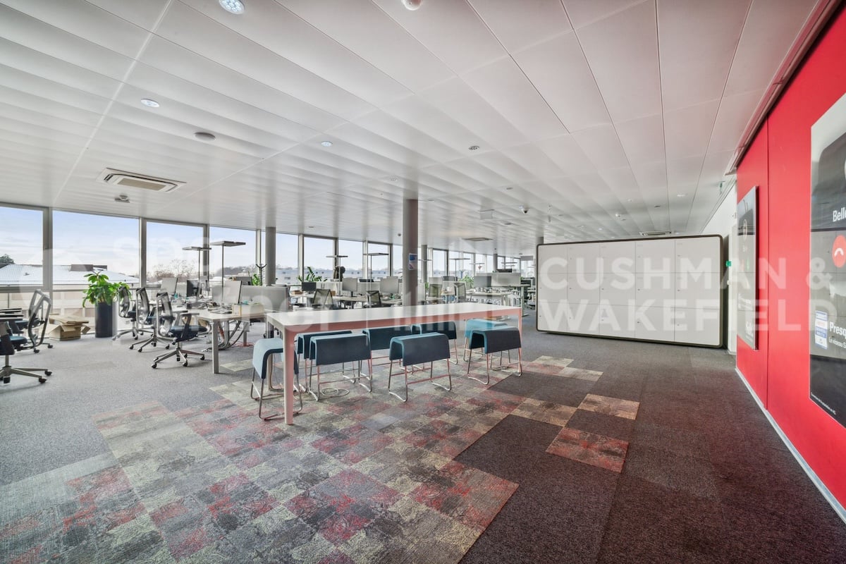 1070m² office