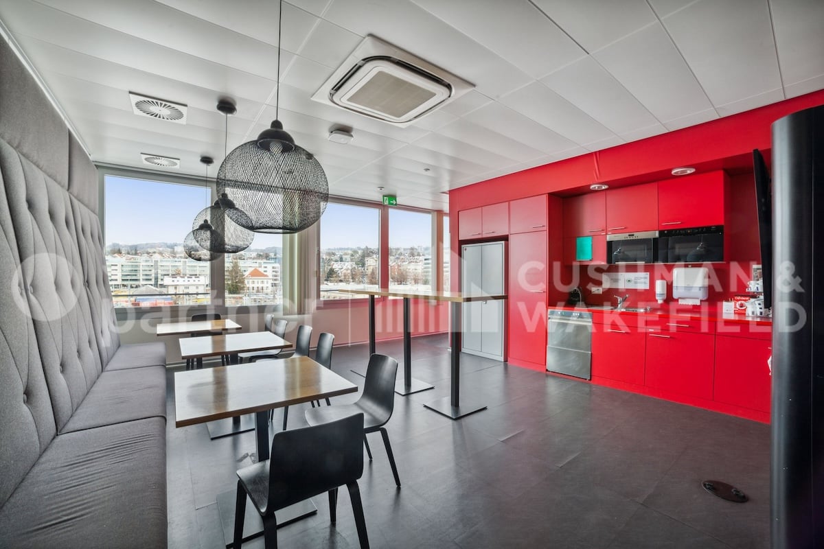 1070m² office