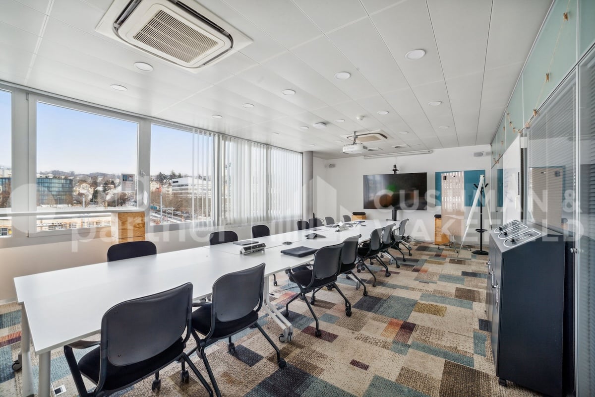 1070m² office
