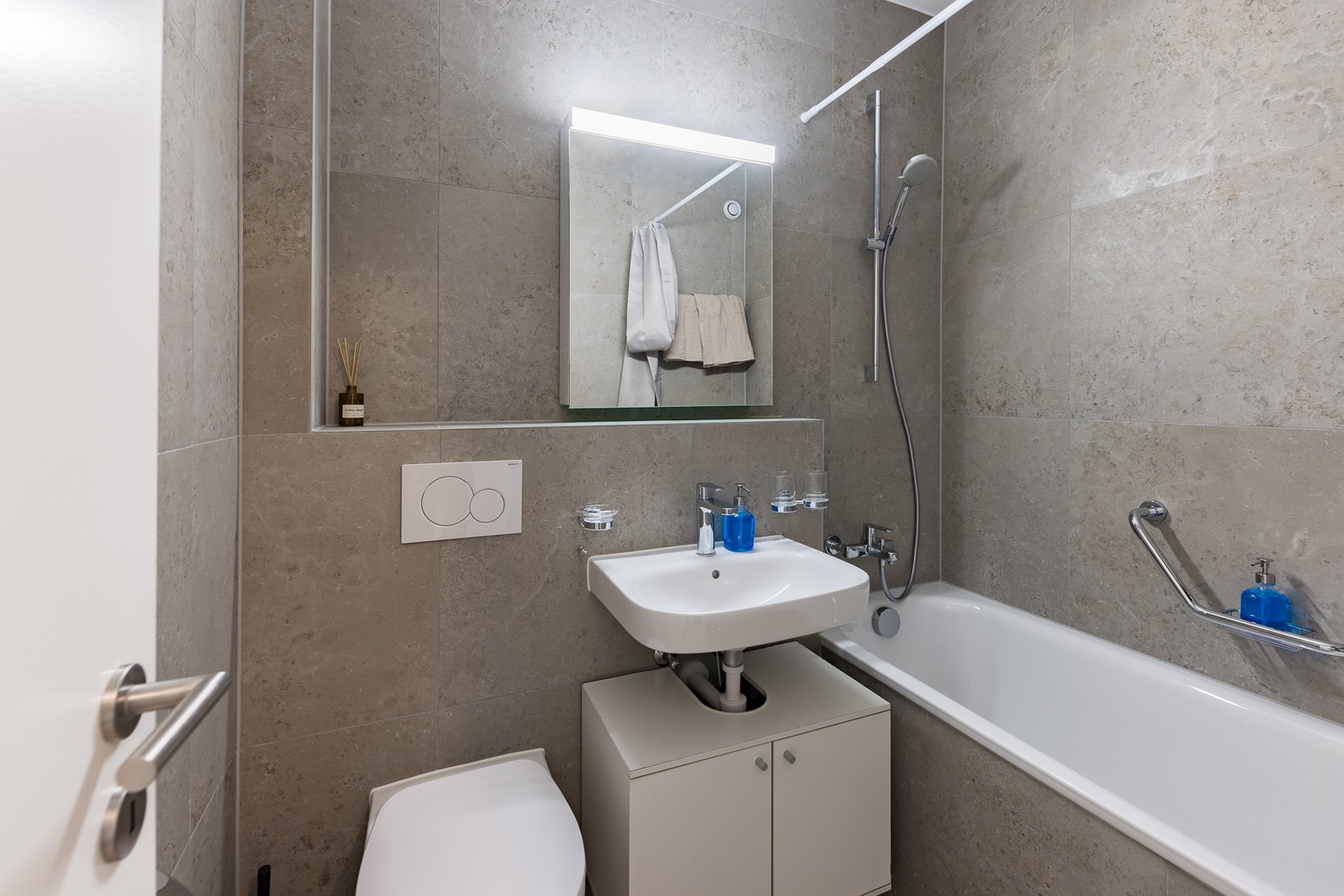 Appartement 1 pièce

Ce charmant appartement à Chailly offre une atmosphère chaleureuse.
Entièrement équipé, il est parfait pour un séjour confortable.

Situé dans l'un des quartiers résidentiels les plus prisés de Lausanne, il se trouve dans un secteur calme avec un charme de village.

Supermarchés, photo 6 sur 7