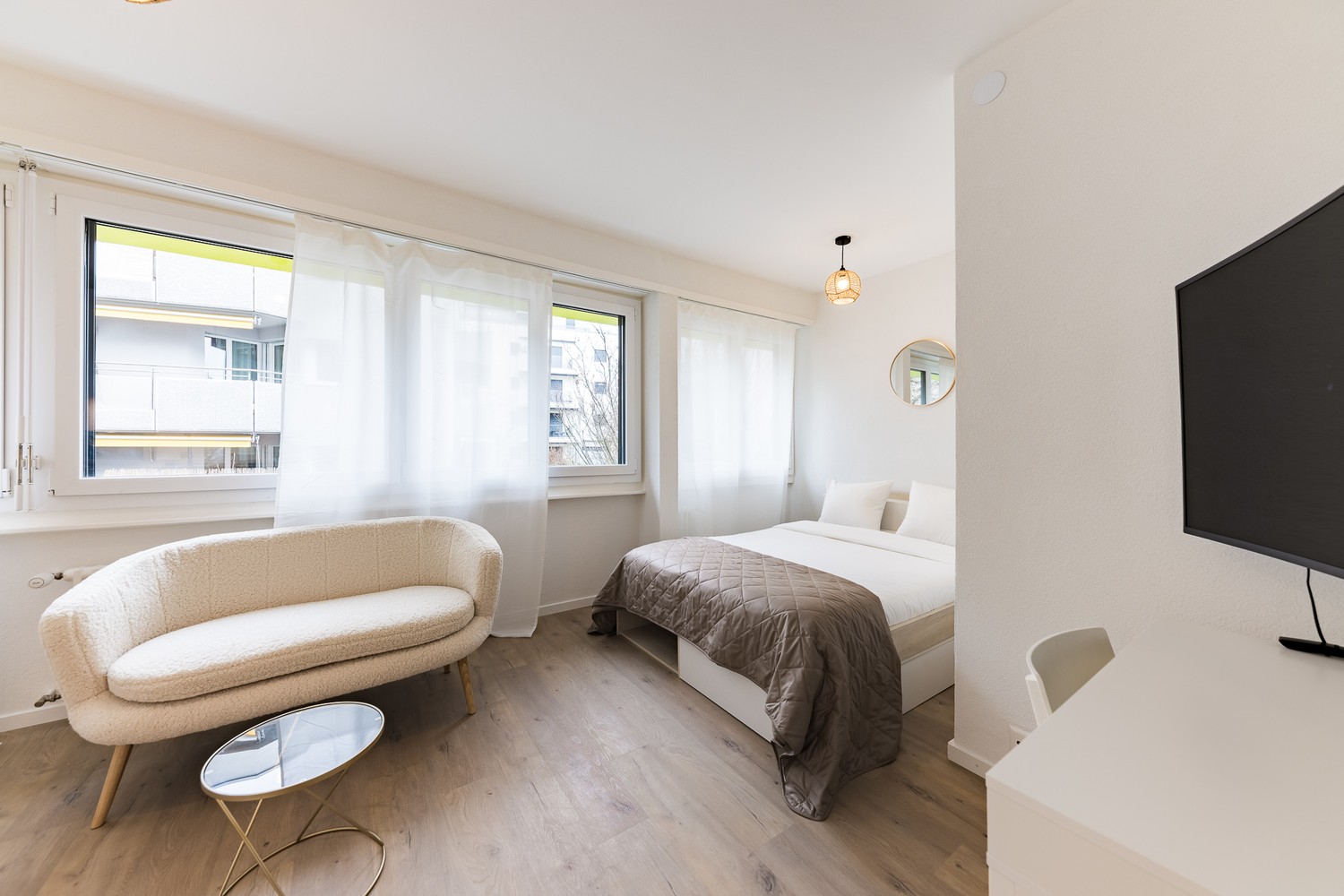 Appartement 1 pièce

Ce charmant appartement à Chailly offre une atmosphère chaleureuse.
Entièrement équipé, il est parfait pour un séjour confortable.

Situé dans l'un des quartiers résidentiels les plus prisés de Lausanne, il se trouve dans un secteur calme avec un charme de village.

Supermarchés, photo 1 sur 7