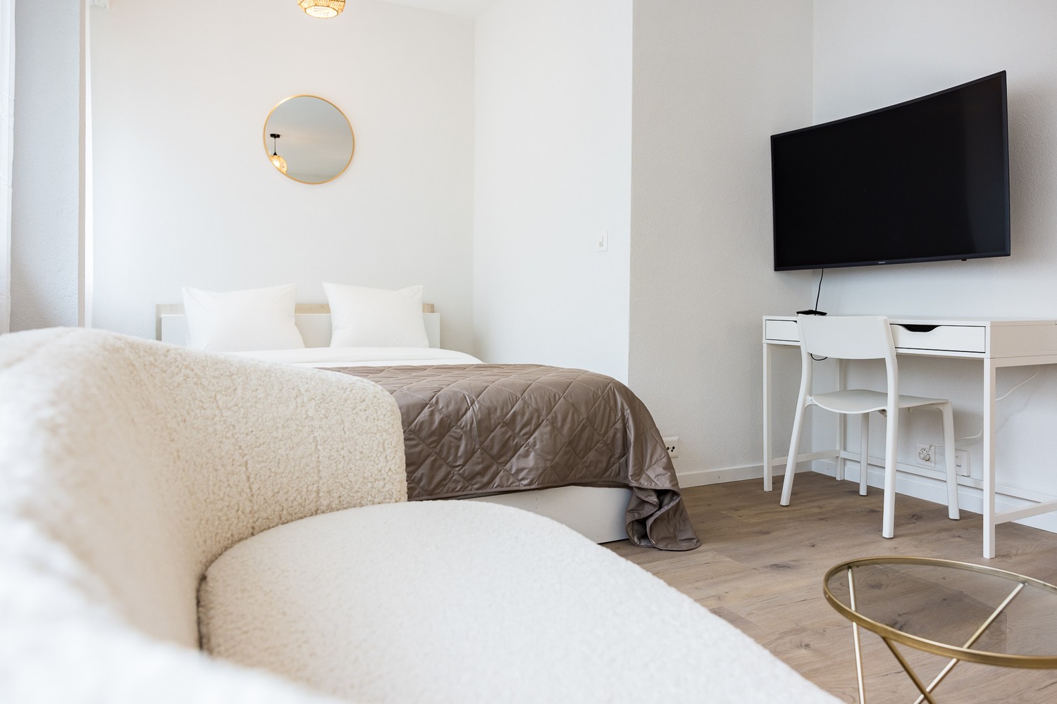 Appartement 1 pièce

Ce charmant appartement à Chailly offre une atmosphère chaleureuse.
Entièrement équipé, il est parfait pour un séjour confortable.

Situé dans l'un des quartiers résidentiels les plus prisés de Lausanne, il se trouve dans un secteur calme avec un charme de village.

Supermarchés, photo 3 sur 7