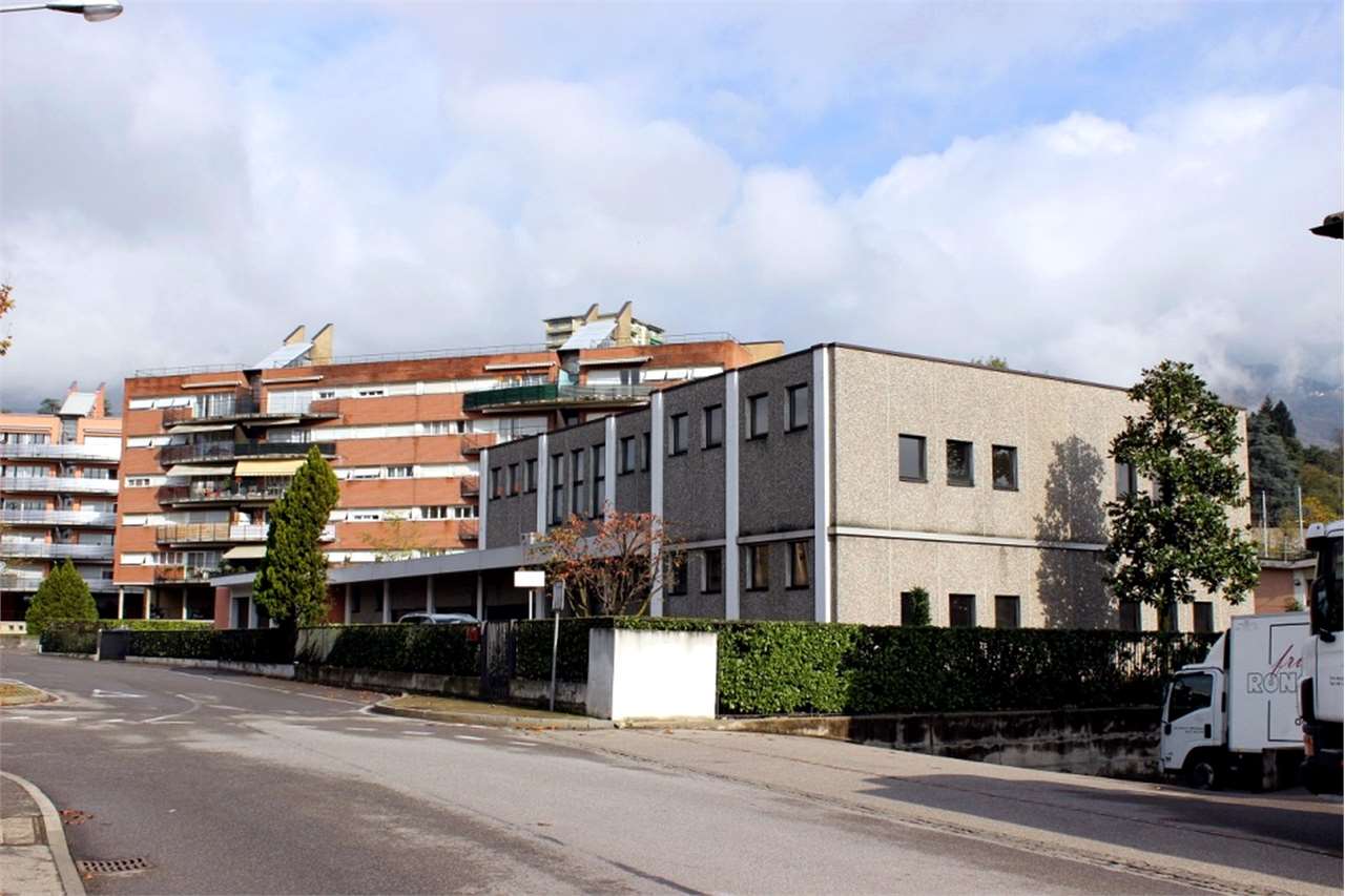 Commercial, photo 2 sur 2