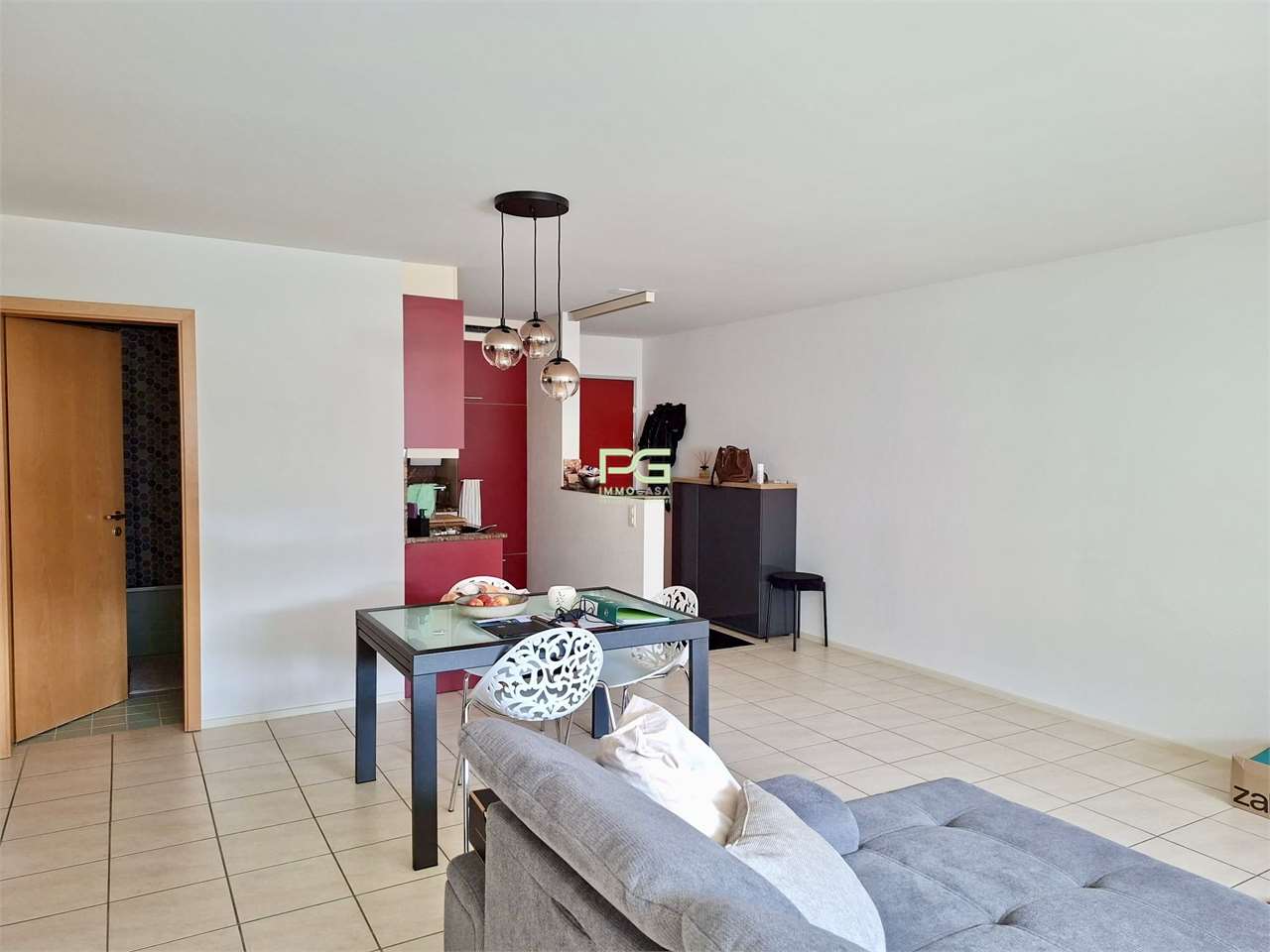Appartement de 3 ½ pièces

On cherche des sous-locataires pour un appartement de 3.5 pièces à Castione, dans un quartier calme et bien desservi.

L'appartement a une superficie de 68 mq, se situe au premier étage et est ainsi divisé :
. entrée avec cuisine
. salon spacieux et lumineux avec accès à l