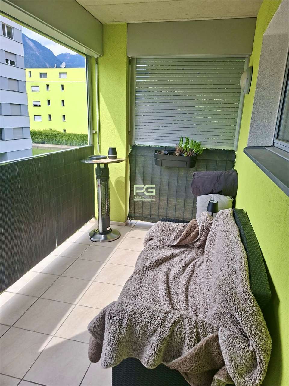 Appartement de 3 ½ pièces

On cherche des sous-locataires pour un appartement de 3.5 pièces à Castione, dans un quartier calme et bien desservi.

L'appartement a une superficie de 68 mq, se situe au premier étage et est ainsi divisé :
. entrée avec cuisine
. salon spacieux et lumineux avec accès à l