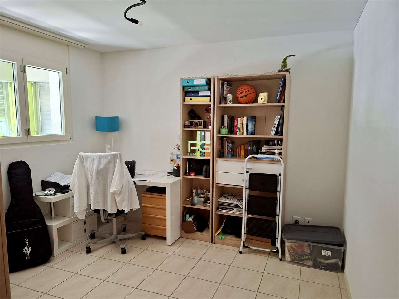 Appartement de 3 ½ pièces

On cherche des sous-locataires pour un appartement de 3.5 pièces à Castione, dans un quartier calme et bien desservi.

L'appartement a une superficie de 68 mq, se situe au premier étage et est ainsi divisé :
. entrée avec cuisine
. salon spacieux et lumineux avec accès à l