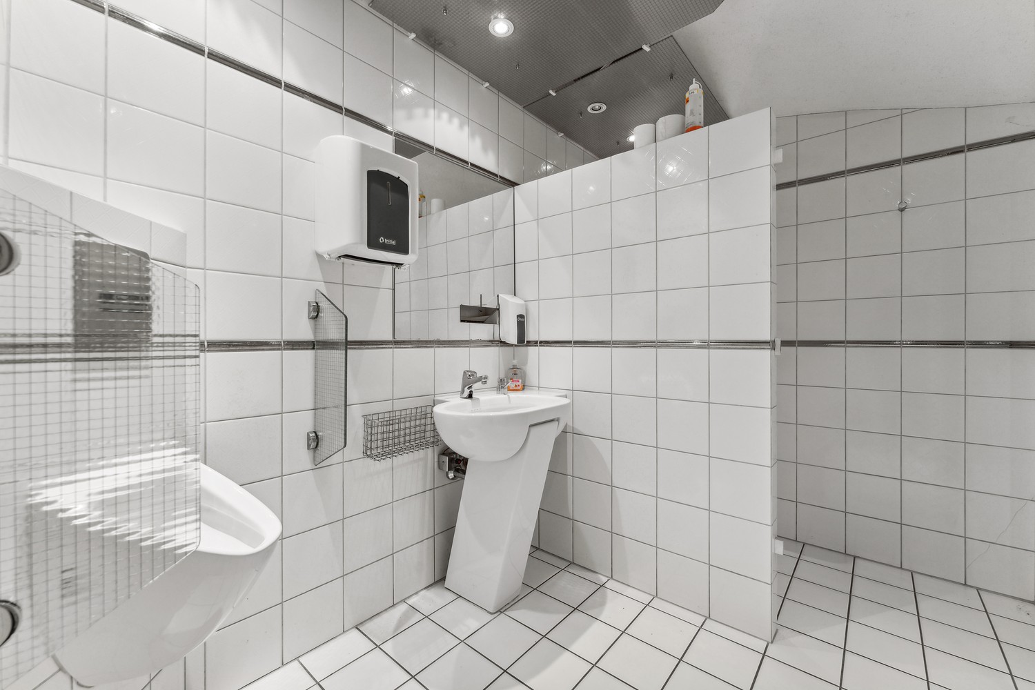 625m² office