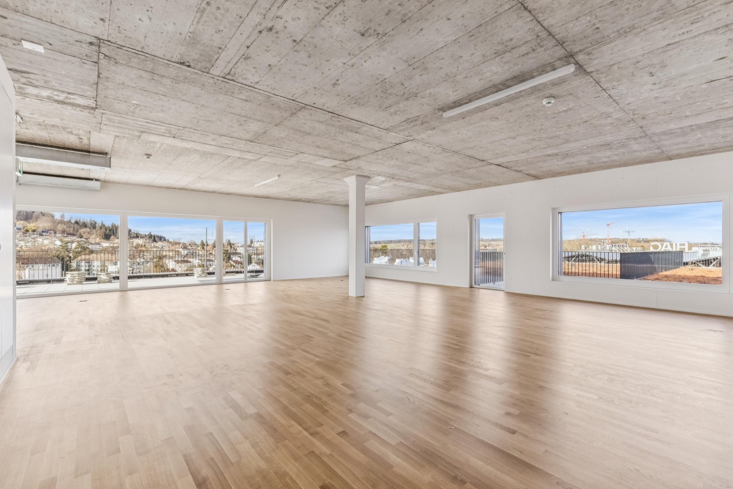 136m² bureau, photo 1 sur 9