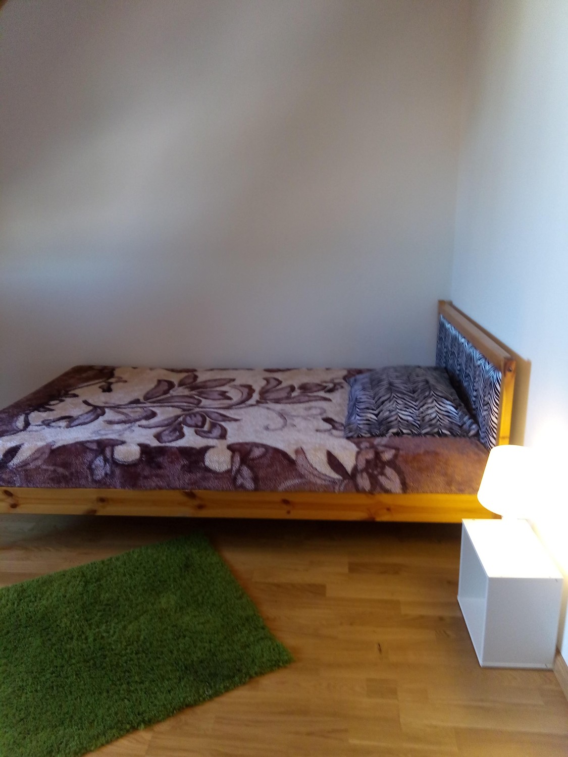 Chambre dans une colocation

Cette chambre meublée avec lit double est disponible immédiatement et constitue une opportunité de logement idéale pour les jeunes et les personnes actives à Basel. Tout est neuf. L'appartement est équipé de parquet. Un ascenseur est disponible.  
  
Dans la chambre, il , photo 2 sur 6