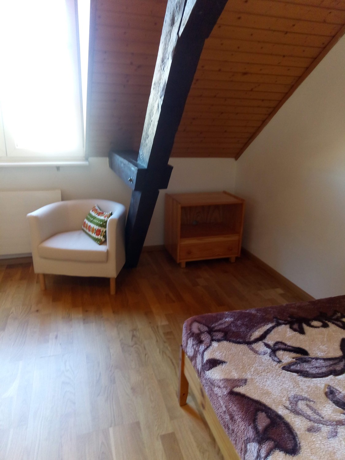 Chambre dans une colocation

Cette chambre meublée avec lit double est disponible immédiatement et constitue une opportunité de logement idéale pour les jeunes et les personnes actives à Basel. Tout est neuf. L'appartement est équipé de parquet. Un ascenseur est disponible.  
  
Dans la chambre, il , photo 3 sur 6