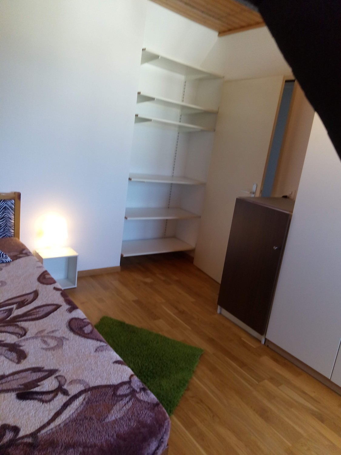 Chambre dans une colocation

Cette chambre meublée avec lit double est disponible immédiatement et constitue une opportunité de logement idéale pour les jeunes et les personnes actives à Basel. Tout est neuf. L'appartement est équipé de parquet. Un ascenseur est disponible.  
  
Dans la chambre, il , photo 1 sur 6