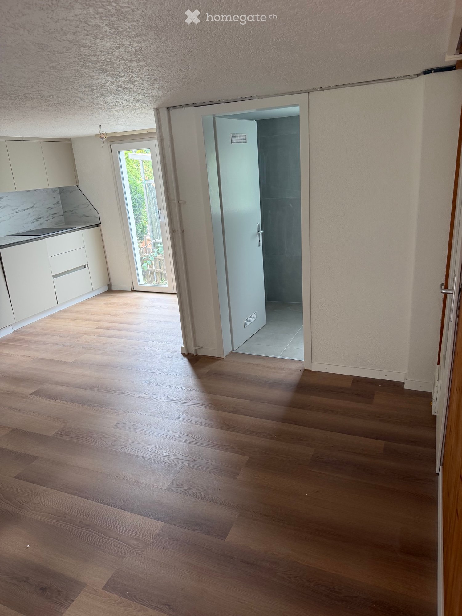 Belle maison bien entretenue et récemment rénovée à louer dans un bon emplacement. Idéal pour une famille. Pièces lumineuses et spacieuses et atmosphère de vie agréable.

Pour plus d'informations ou pour un rendez-vous de visite, n'hésitez pas à nous contacter.

+41 78 832 09 11