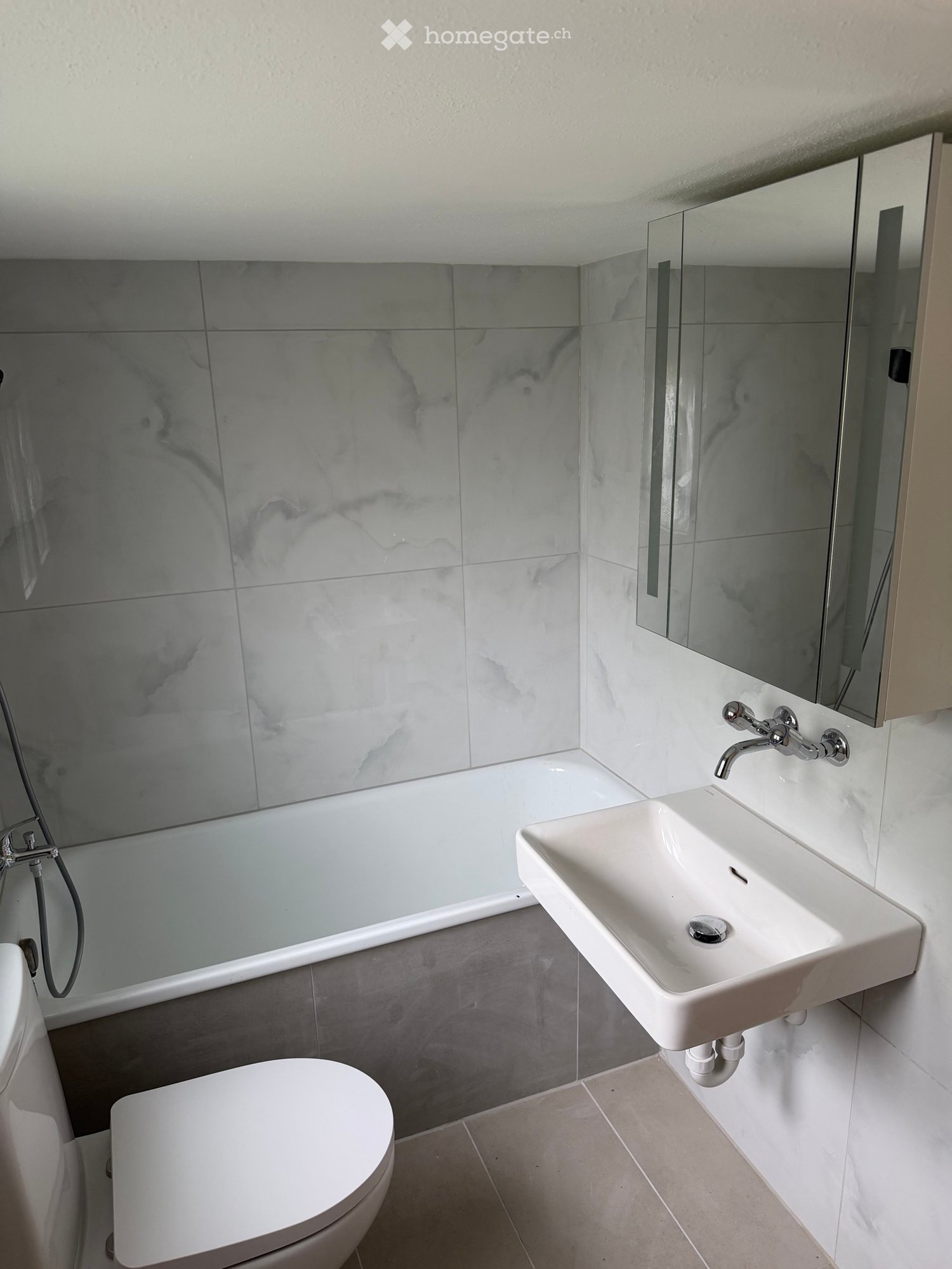 Belle maison bien entretenue et récemment rénovée à louer dans un bon emplacement. Idéal pour une famille. Pièces lumineuses et spacieuses et atmosphère de vie agréable.

Pour plus d'informations ou pour un rendez-vous de visite, n'hésitez pas à nous contacter.

+41 78 832 09 11