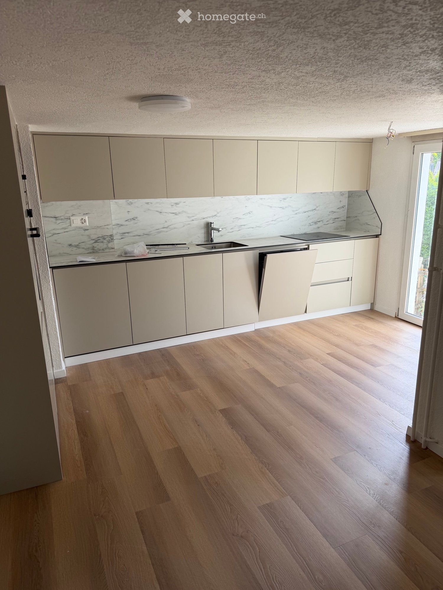 Belle maison bien entretenue et récemment rénovée à louer dans un bon emplacement. Idéal pour une famille. Pièces lumineuses et spacieuses et atmosphère de vie agréable.

Pour plus d'informations ou pour un rendez-vous de visite, n'hésitez pas à nous contacter.

+41 78 832 09 11