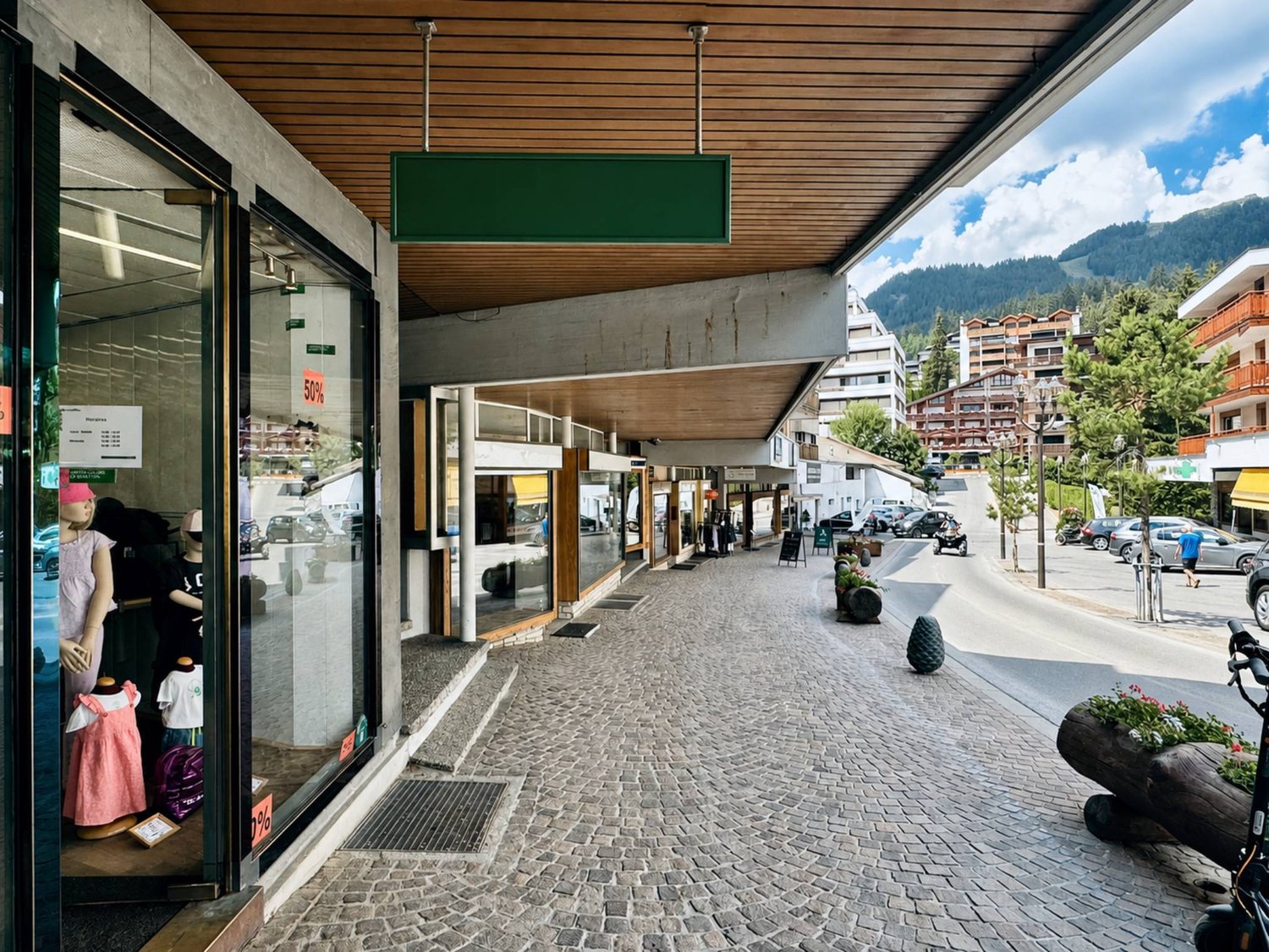 167m² arcade