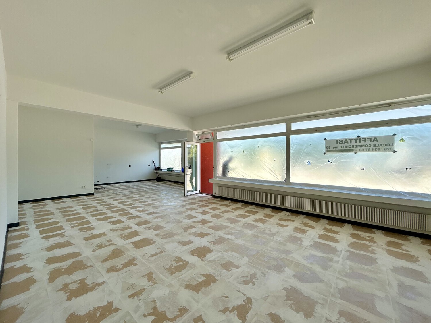 78m² de surface habitable / bâtiment commercial