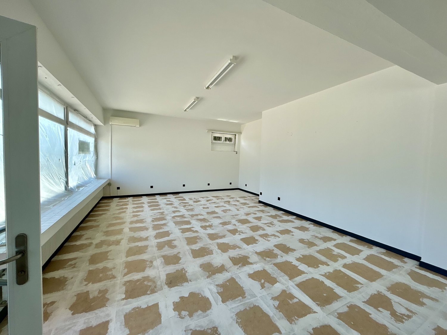 78m² de surface habitable / bâtiment commercial