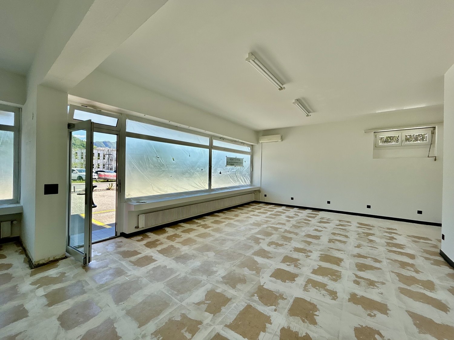 78m² de surface habitable / bâtiment commercial