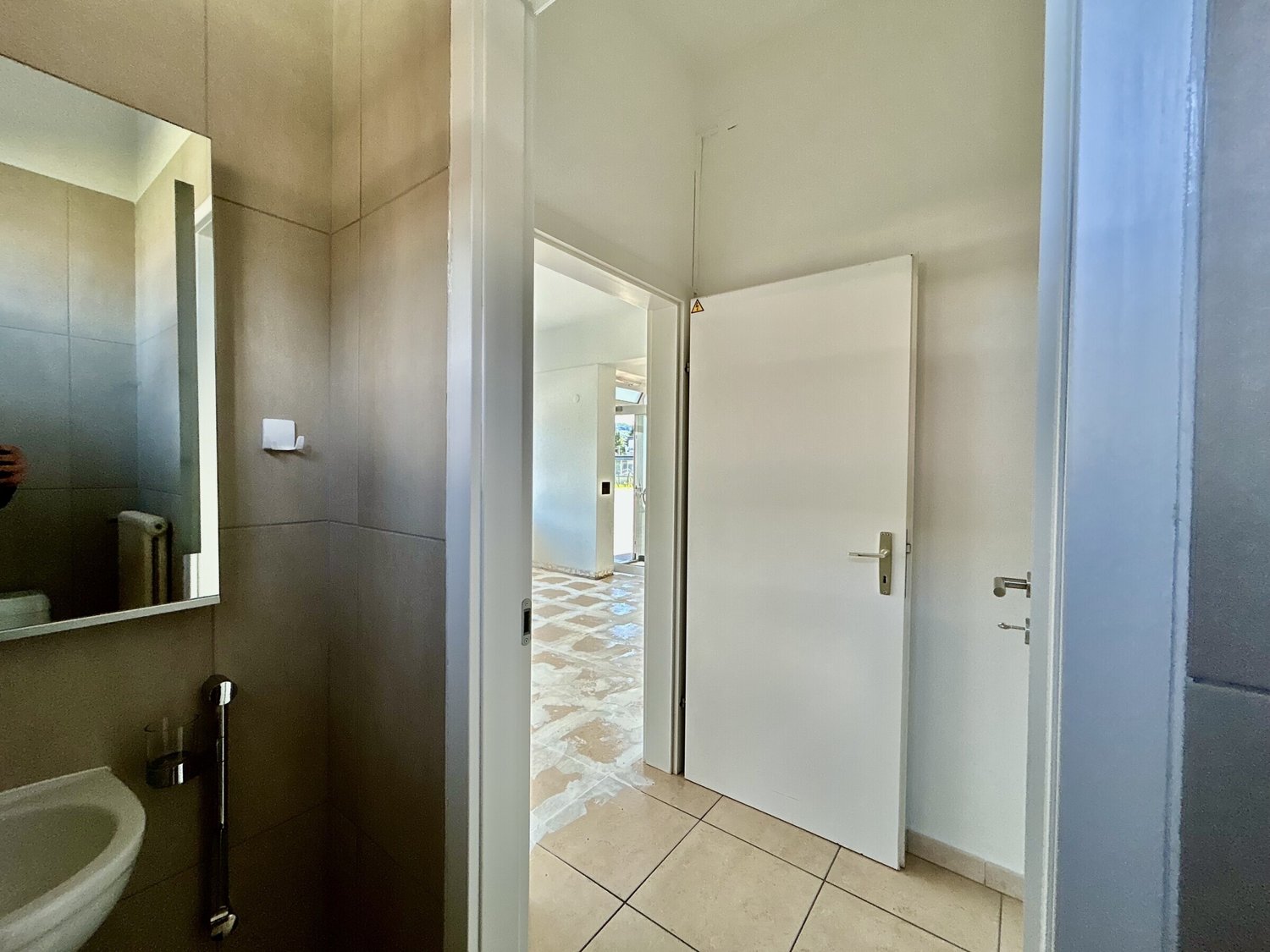 78m² de surface habitable / bâtiment commercial