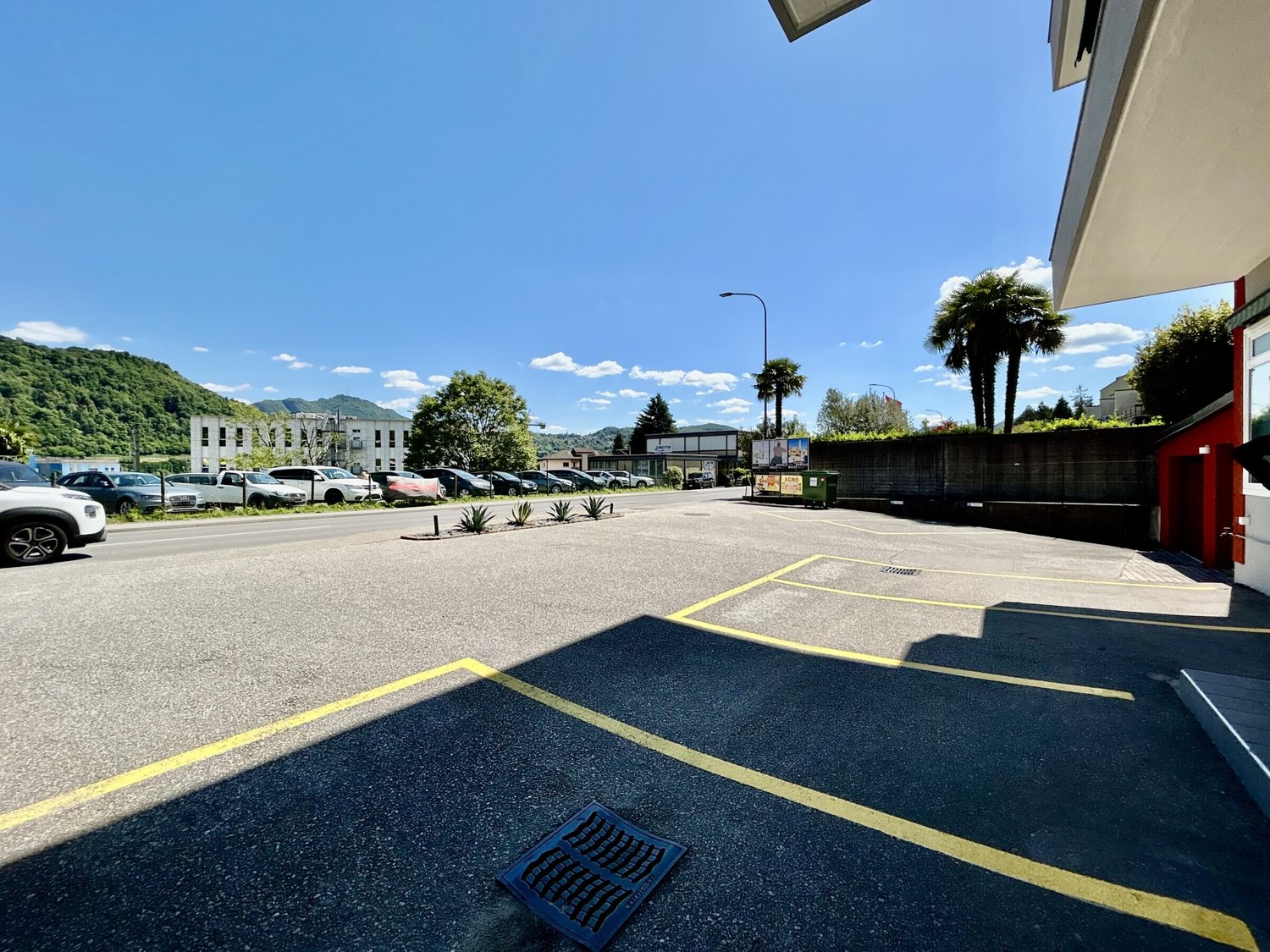 78m² de surface habitable / bâtiment commercial
