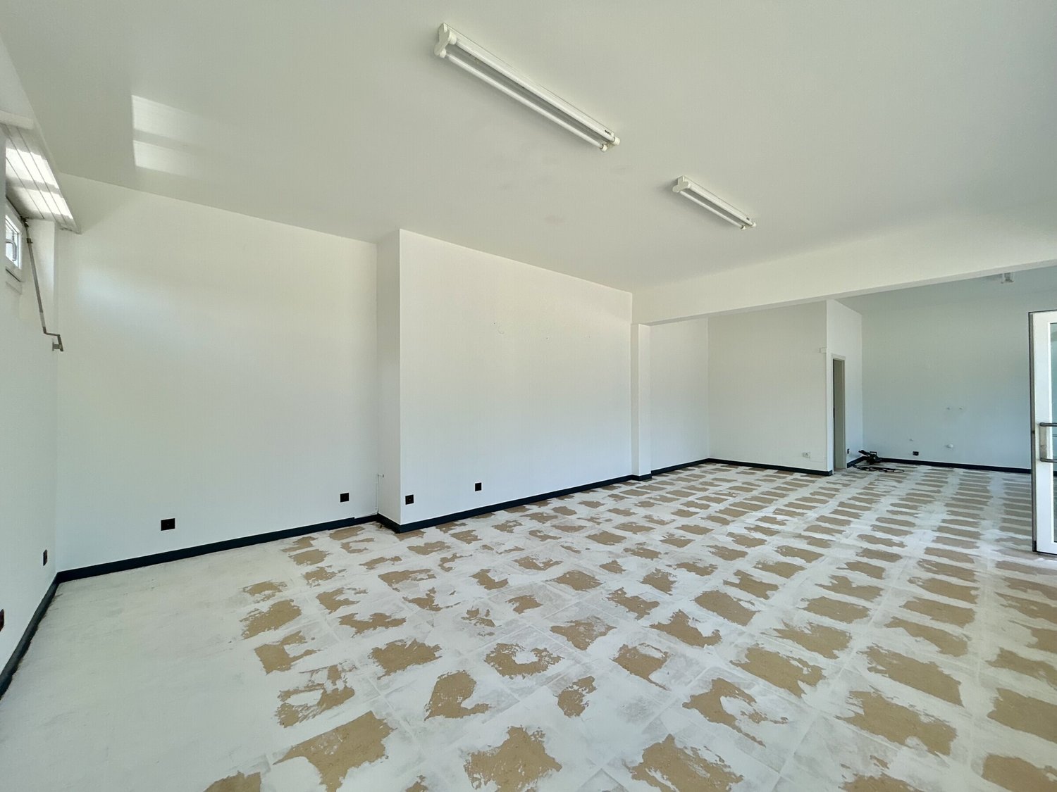 78m² de surface habitable / bâtiment commercial