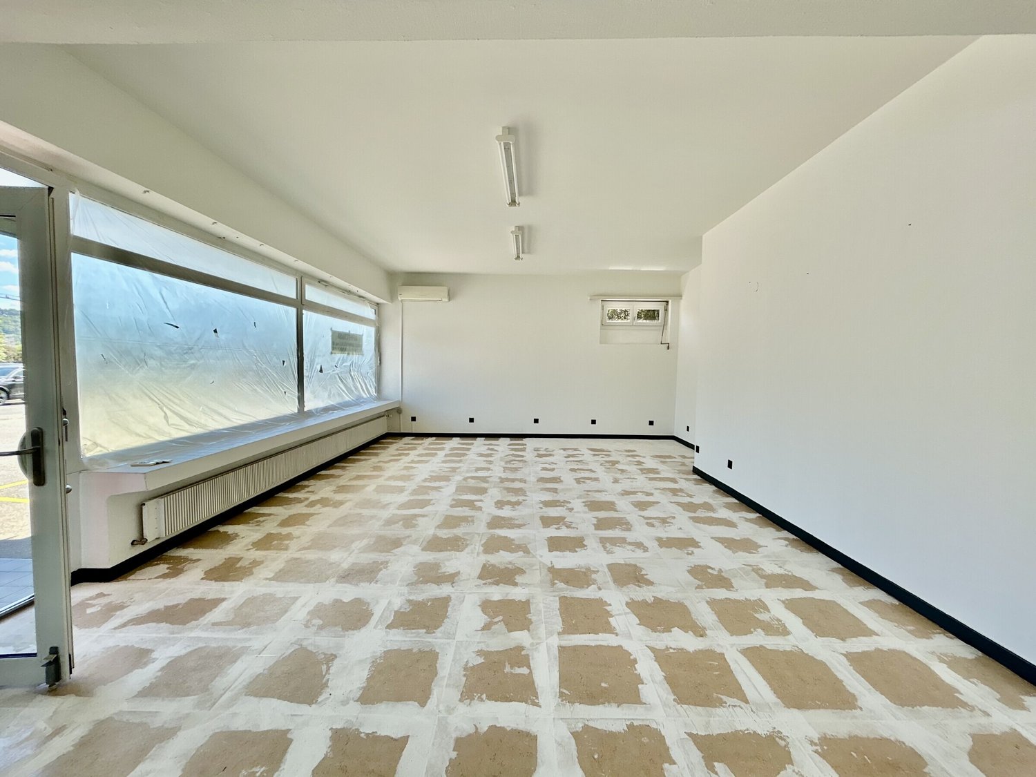 78m² de surface habitable / bâtiment commercial