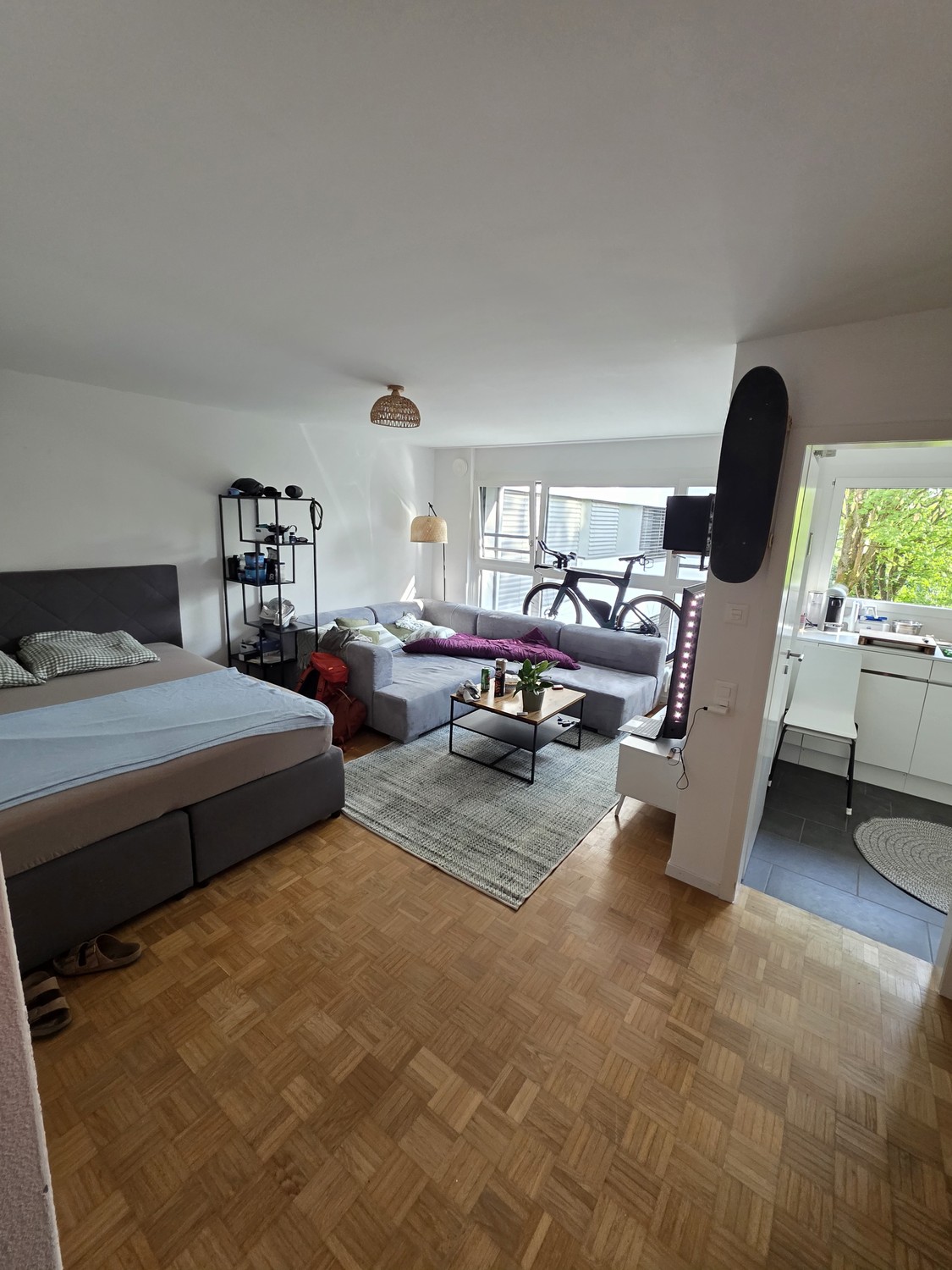 Appartement lumineux à Winterthur dans un quartier calme – disponible immédiatement

Je loue mon appartement chaleureux à Winterthur dans un quartier calme. Les grandes fenêtres assurent beaucoup de lumière naturelle et une atmosphère de vie agréable.

**L'appartement offre les avantages suivants :*, photo 1 sur 4
