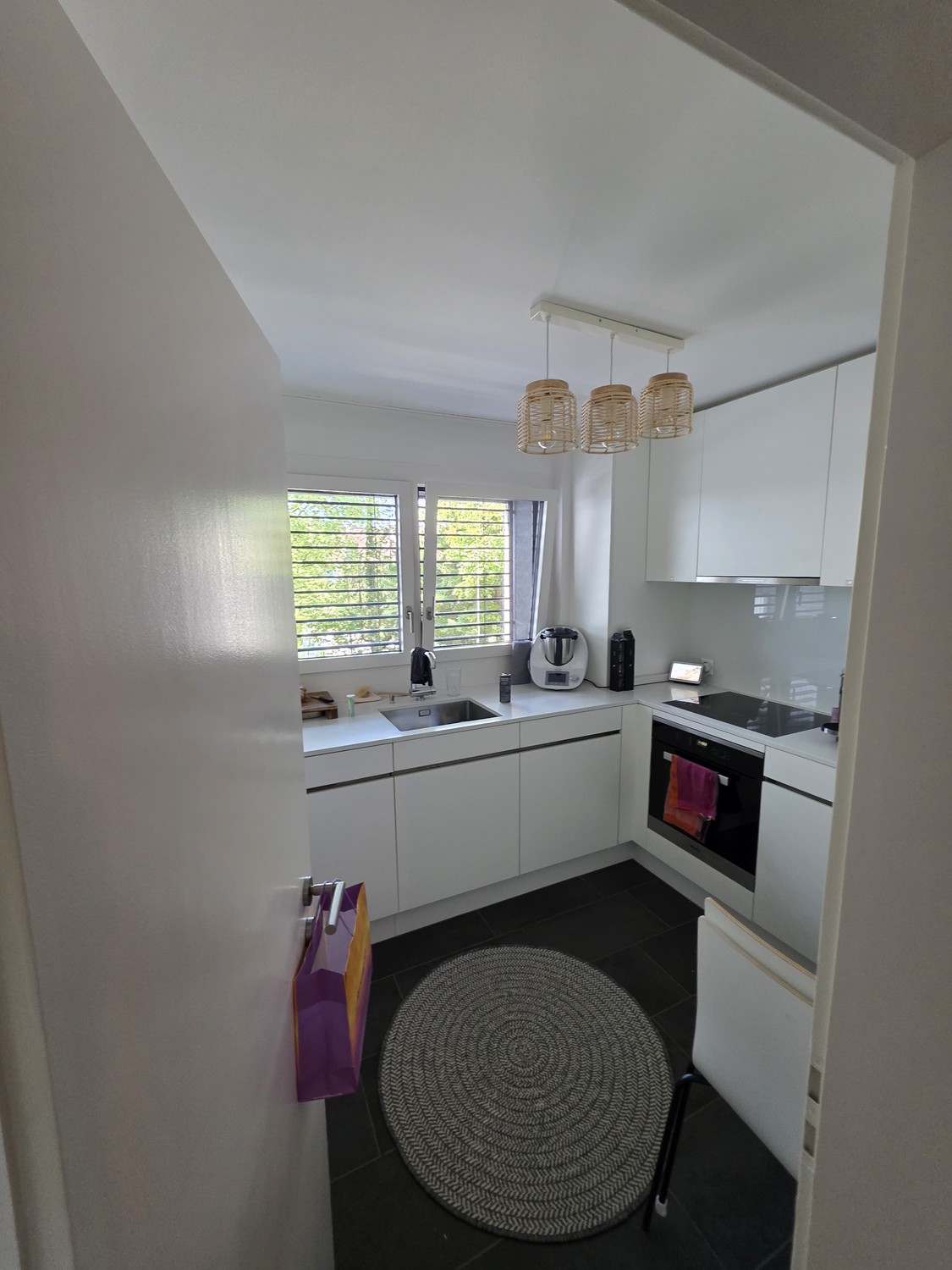 Appartement lumineux à Winterthur dans un quartier calme – disponible immédiatement

Je loue mon appartement chaleureux à Winterthur dans un quartier calme. Les grandes fenêtres assurent beaucoup de lumière naturelle et une atmosphère de vie agréable.

**L'appartement offre les avantages suivants :*, photo 4 sur 4