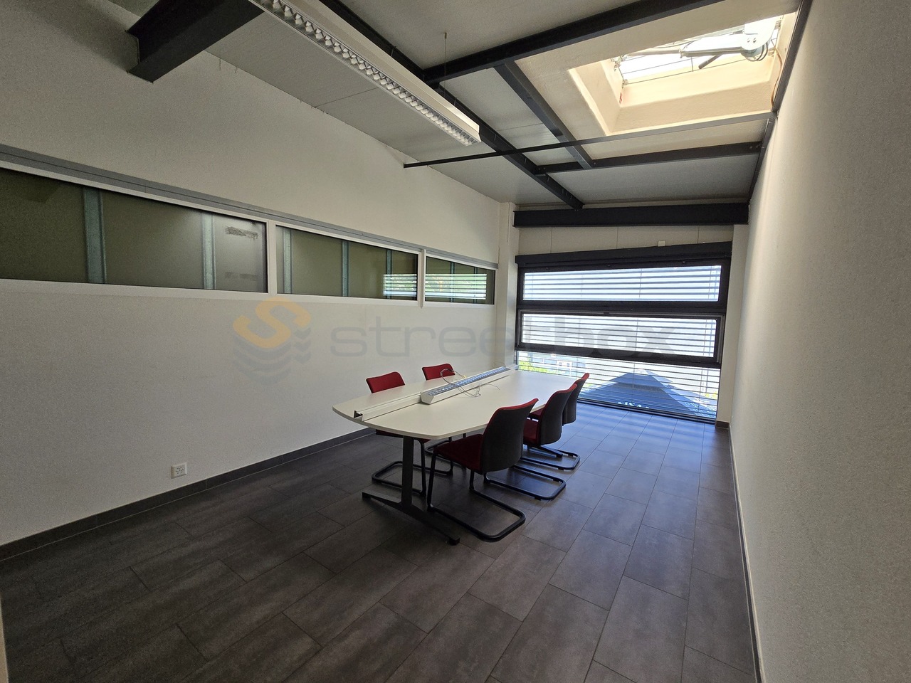 180m² office