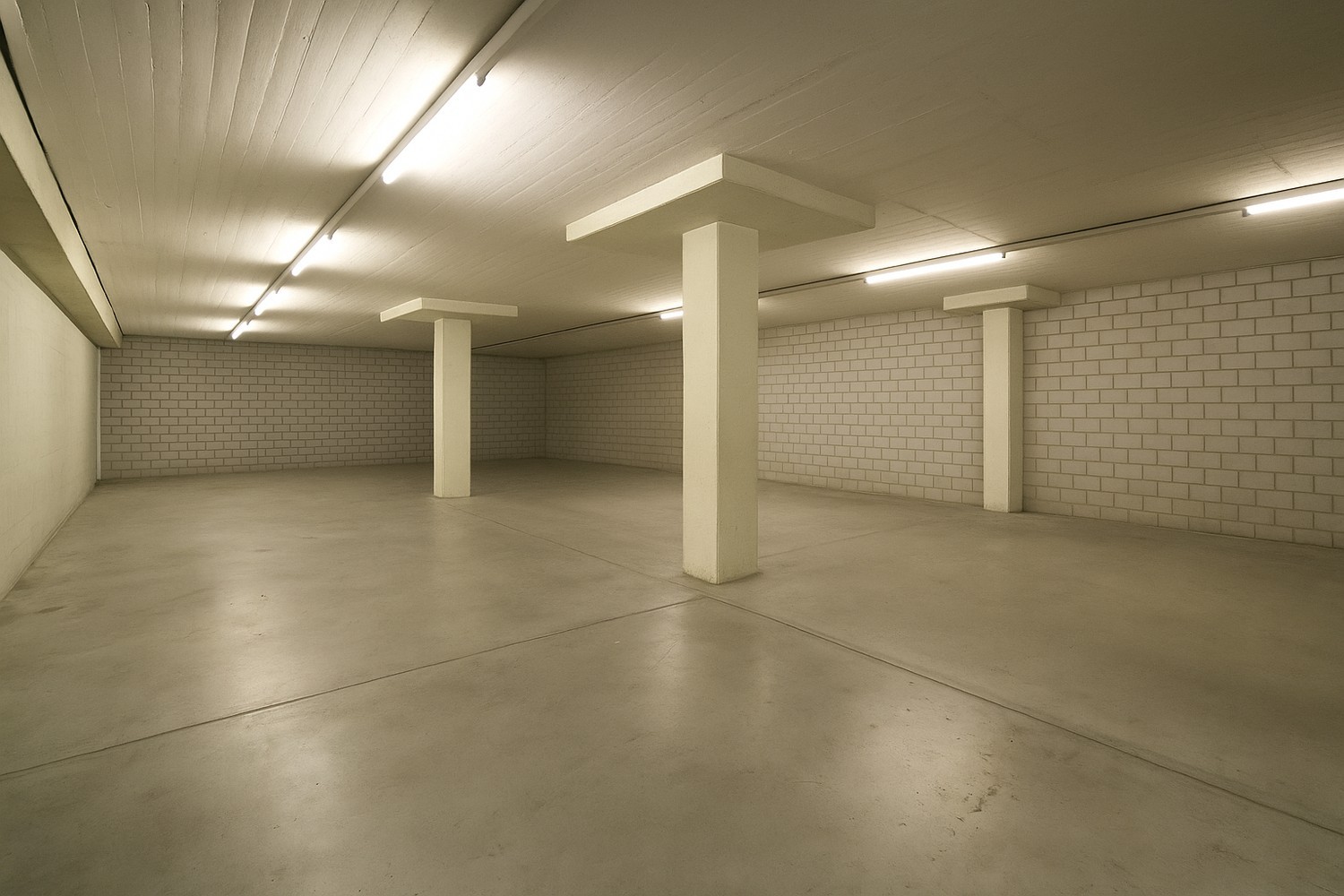 227m² de local de stockage, photo 2 sur 3