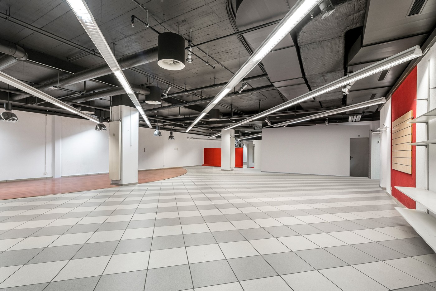 230m² shop