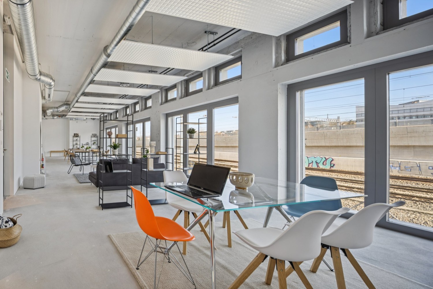 103m² shop