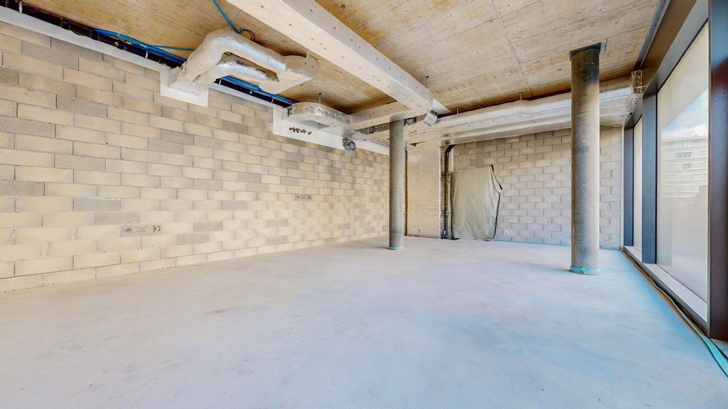 100m² shop