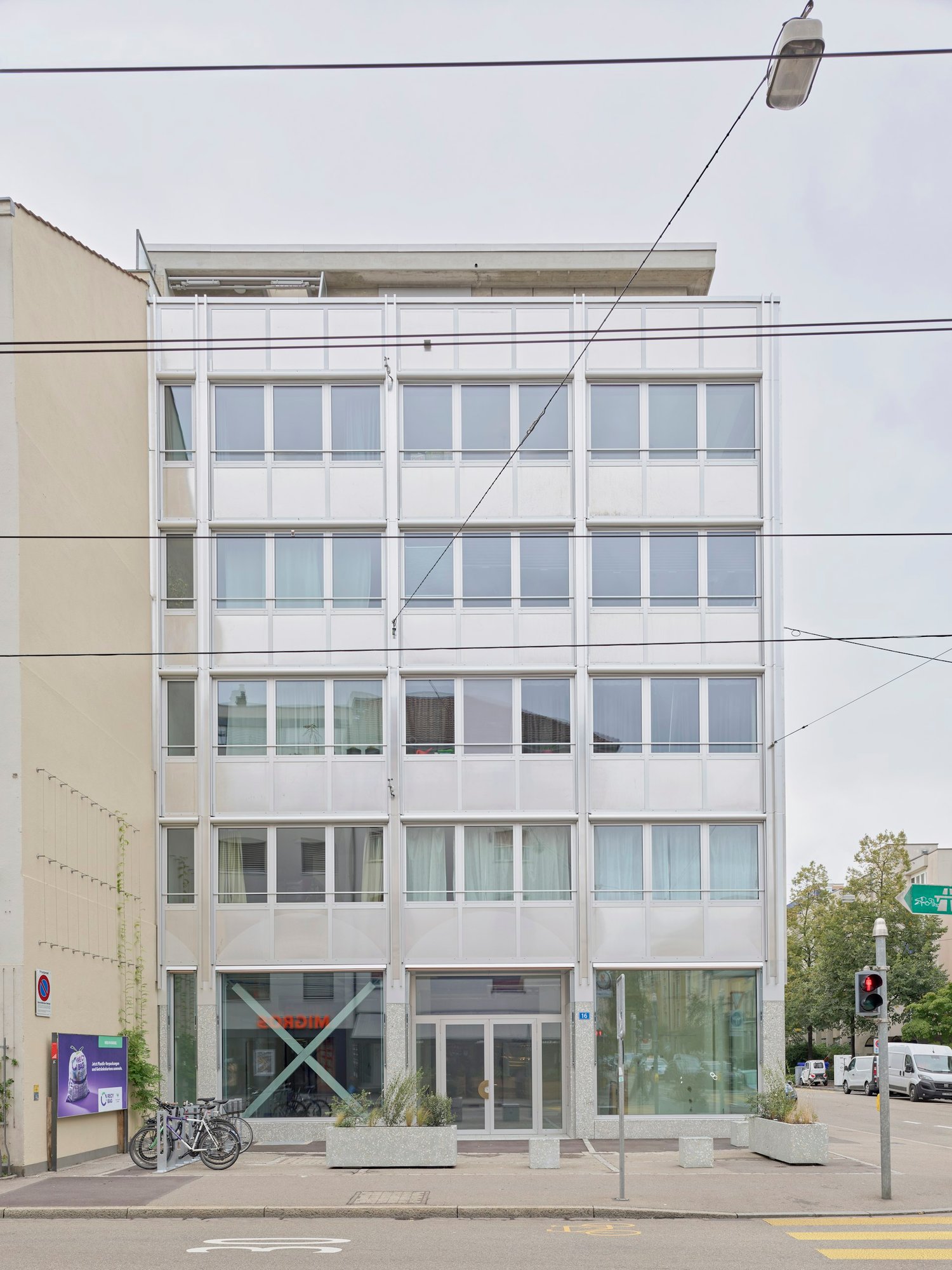 204m² commercial, photo 2 sur 10