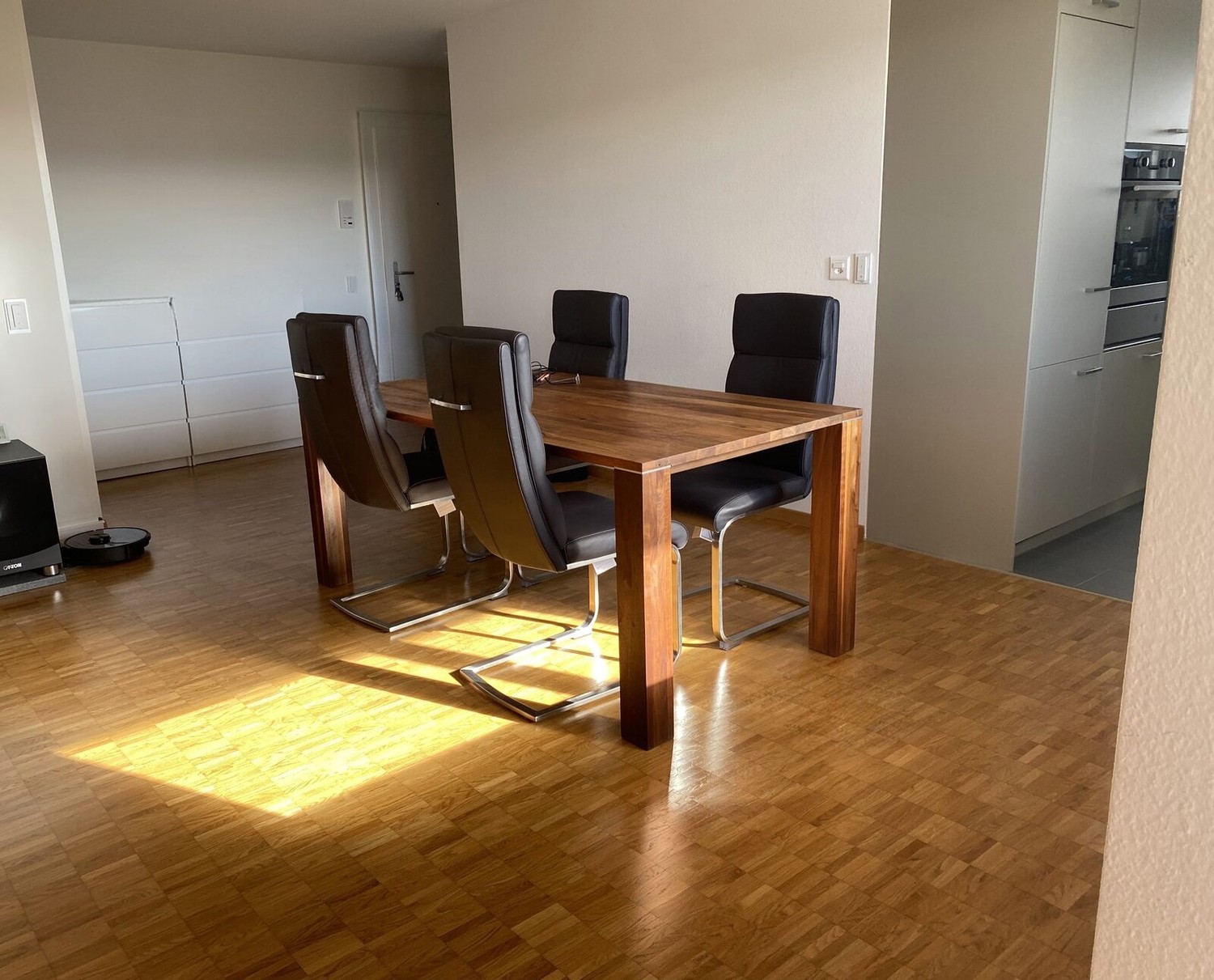 Appartement de 2 ½ pièces

Lumineux appartement de 2.5 pièces au 10ème étage avec balcon et vue dégagée sur Winterthur

A Oberwinterthur, dans le complexe "Unteres Bühl", nous louons dès le 1.11.2026 ce bel appartement de 2.5 pièces au 10ème étage.

Équipements :
- Cuisine avec plaques vitrocéramiqu, photo 1 sur 8