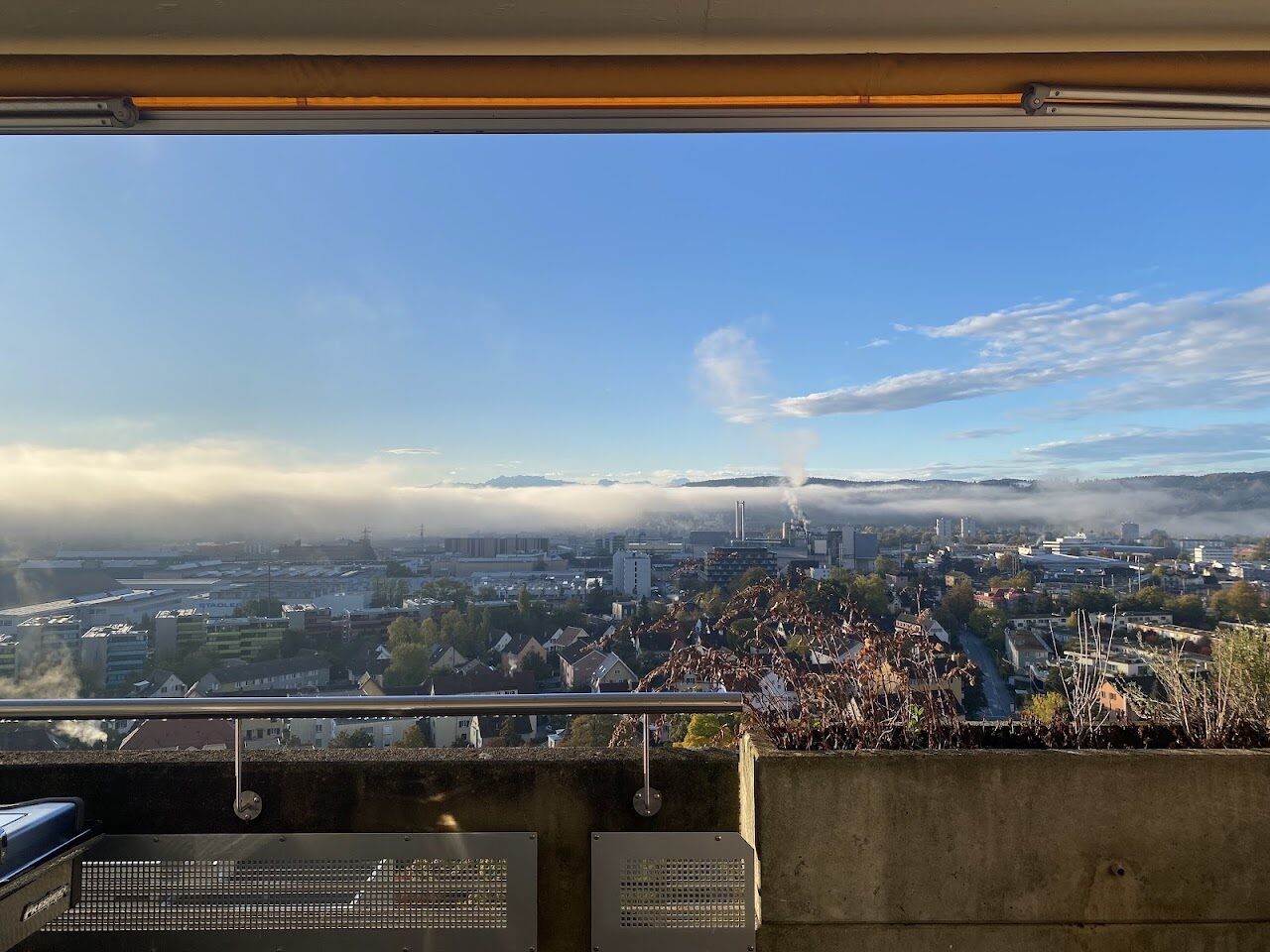 Appartement de 2 ½ pièces

Lumineux appartement de 2.5 pièces au 10ème étage avec balcon et vue dégagée sur Winterthur

A Oberwinterthur, dans le complexe "Unteres Bühl", nous louons dès le 1.11.2026 ce bel appartement de 2.5 pièces au 10ème étage.

Équipements :
- Cuisine avec plaques vitrocéramiqu, photo 2 sur 8