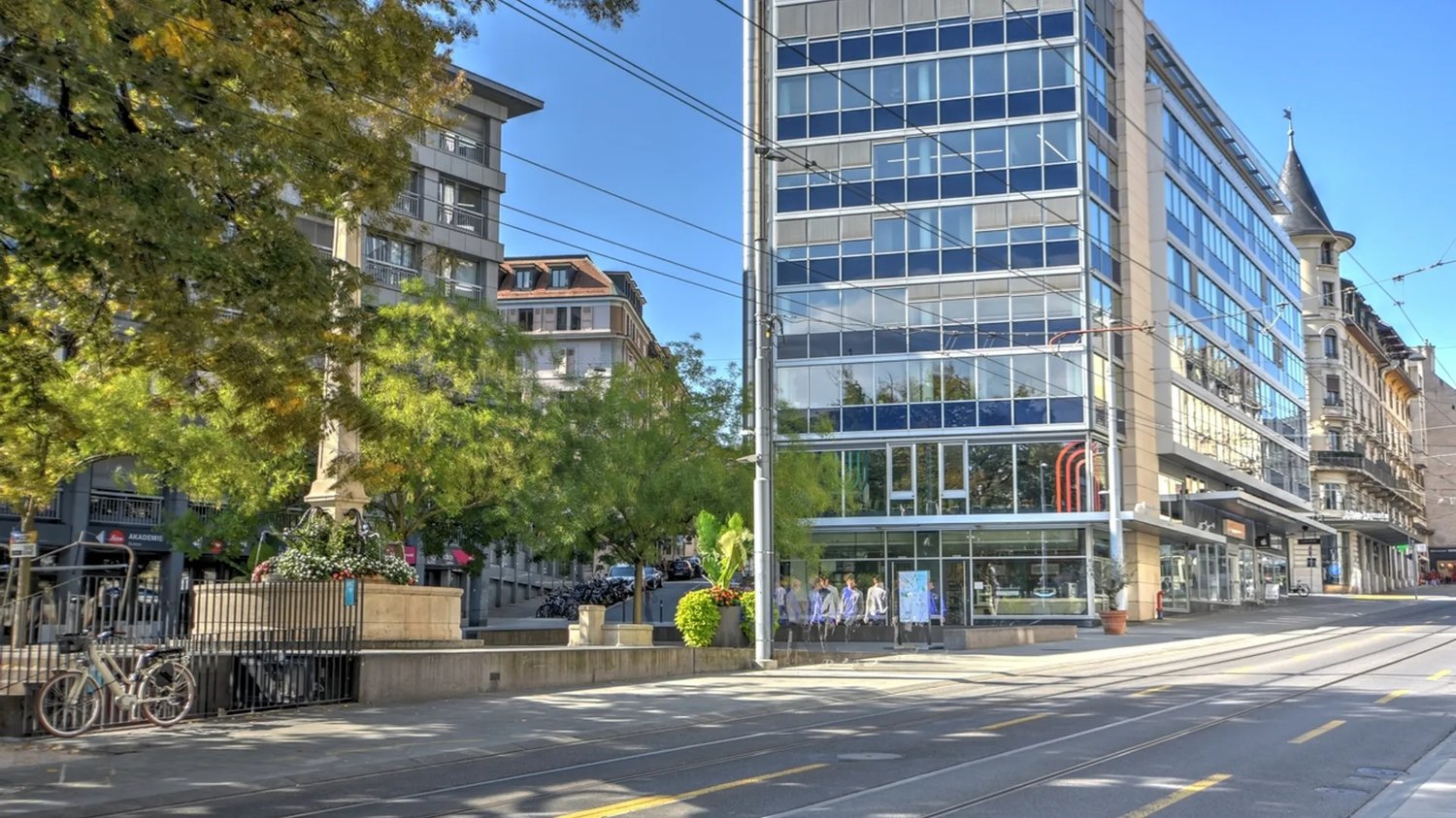 913m² office